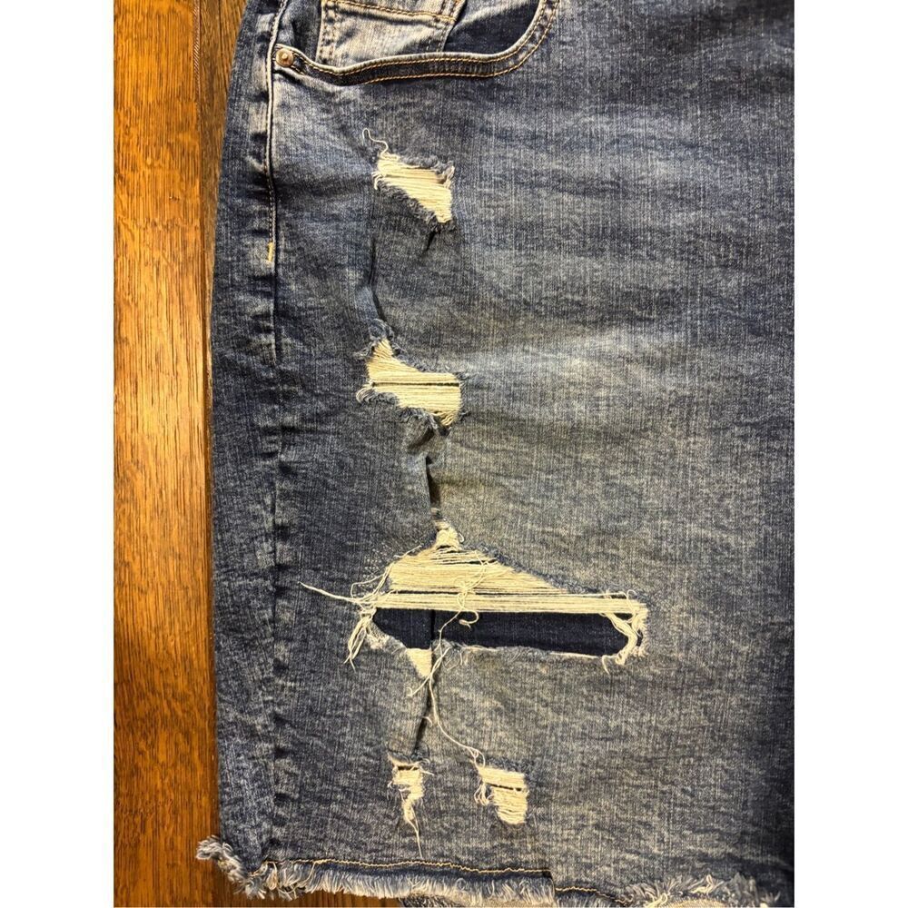 Lane Bryant 20 denim boyfriend Bermuda Jean shorts distressed cutoffs - Picture 2 of 9